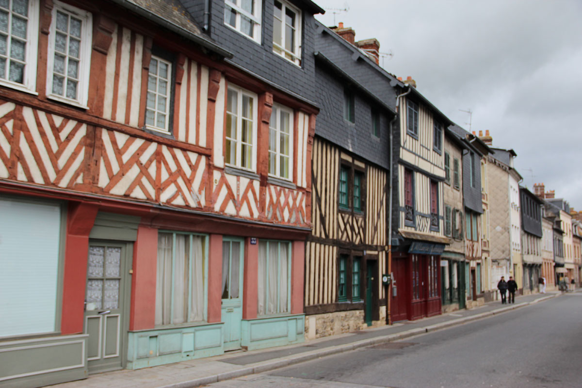 Une rue de Pont l Eveque