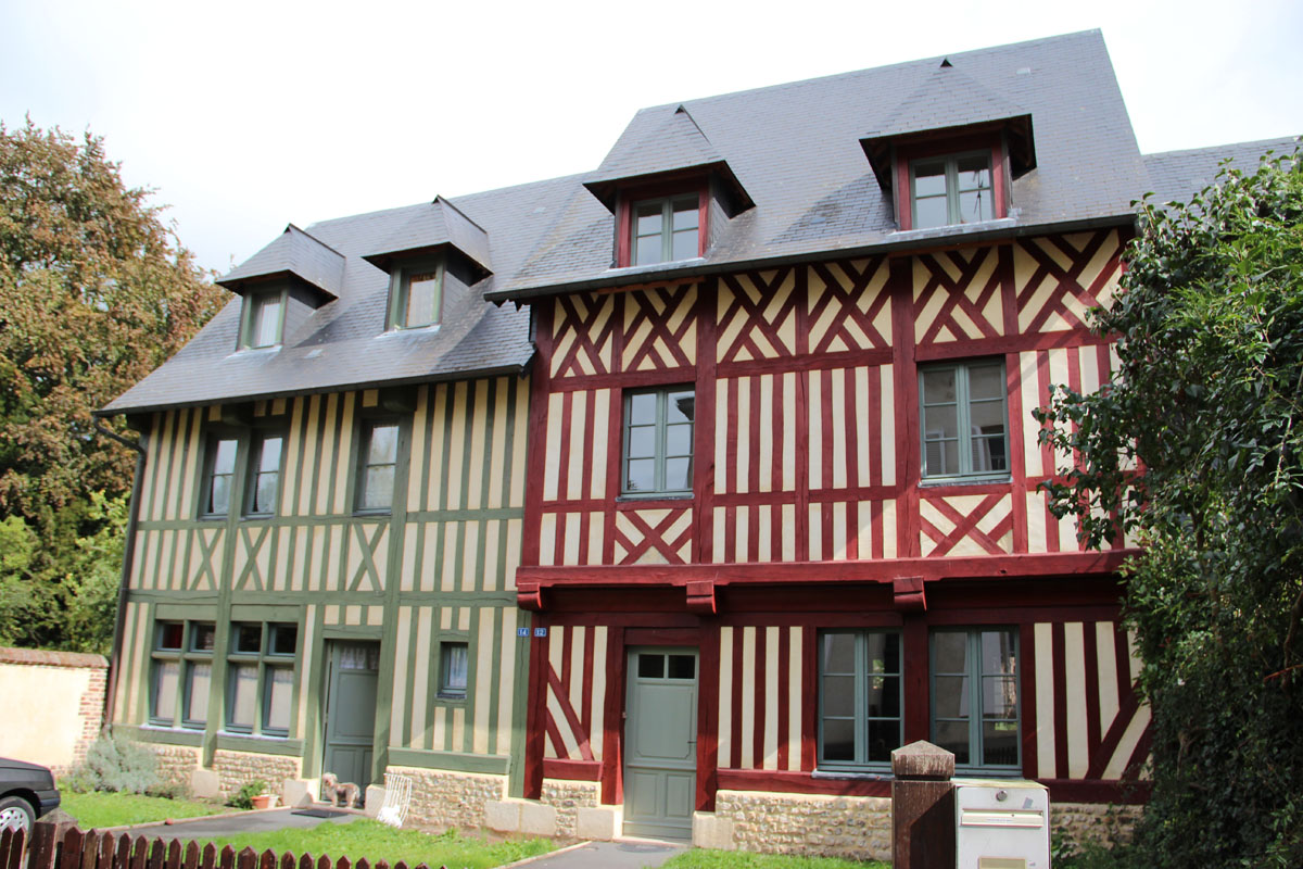 Maisons a pans de bois renovees