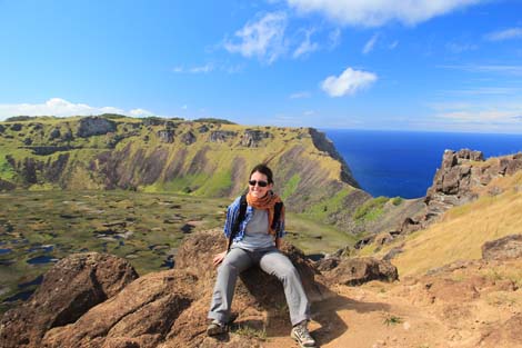 Elodie sur les rebords de Rano Kau