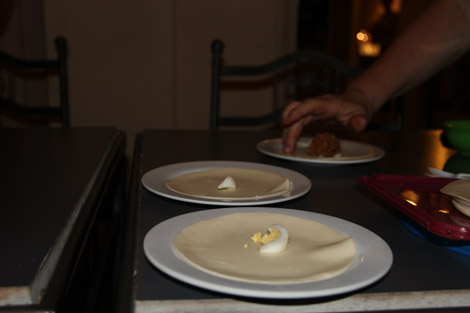 mettre un bout d'oeuf au centre de chaque cercle de pâte