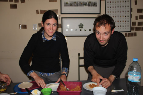 Elodie et Fabien cuisinant des empanadas