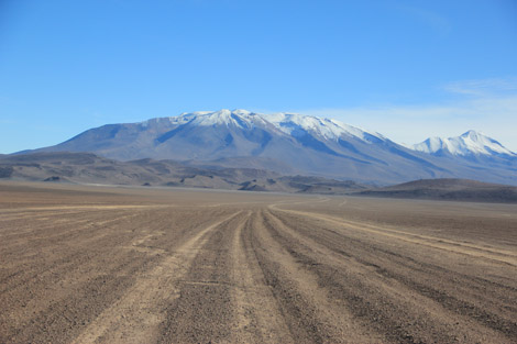 route désertique et montagne