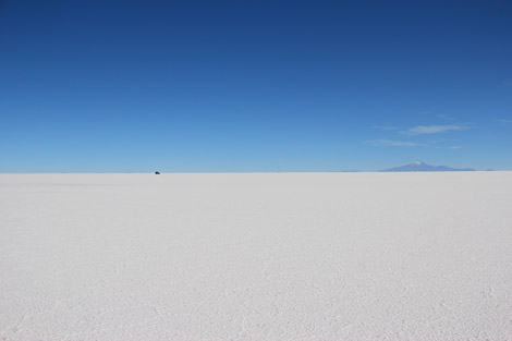 Uyuni VOITURE AU LOIN