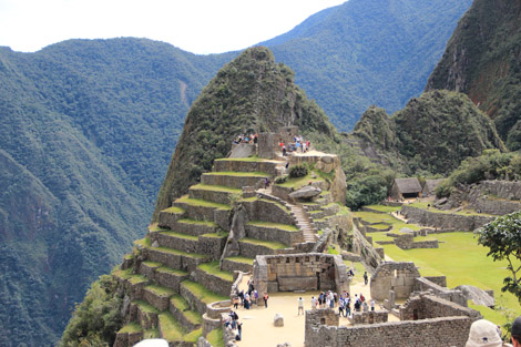 Le côté temples (et terrasses à l'extrême gauche)