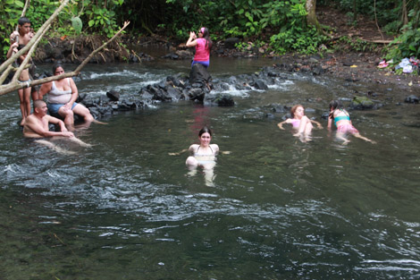 Une rivière d'eau chaude