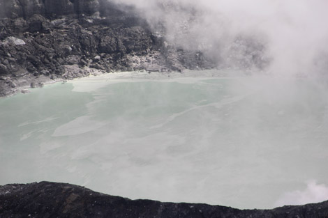 Détail du lac d'acide