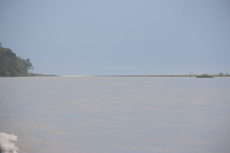 Devant, le canal, au loin la mer, avec ses rouleaux…