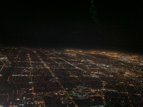 Los Angeles vu d'avion la nuit. Au fond, l'océan!