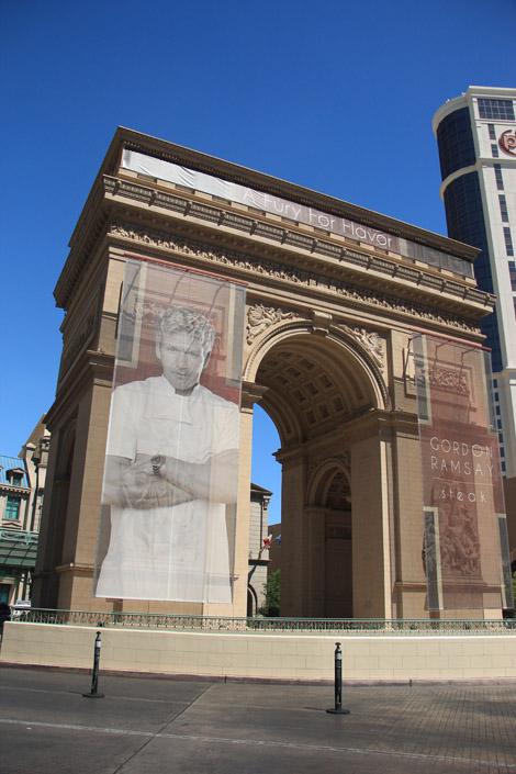 Mais que fait cet homme sur l'Arc de triomphe??