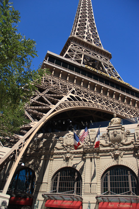 Au pied de la tour Eiffel