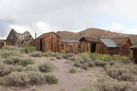 Des maisons et des hangars