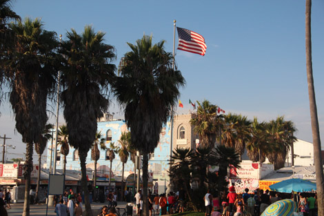 La plage, son drapeau, ses palmiers, ses commerces…