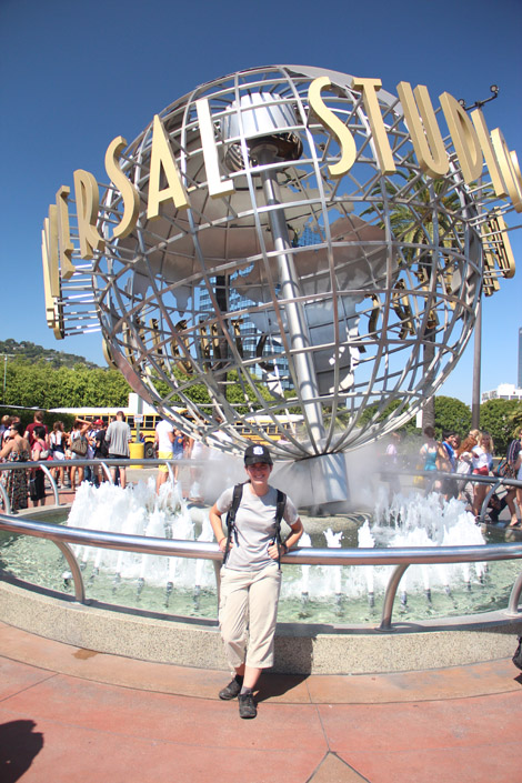 Elodie devant l'entrée d'Universal studios