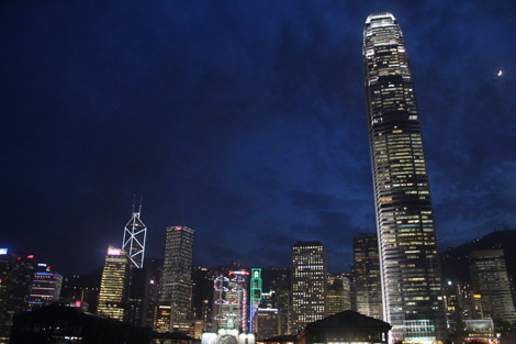 HK, financial district, la nuit : à droite, l'International Finance Center