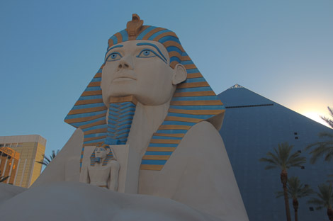 Le Luxor, de l'extérieur