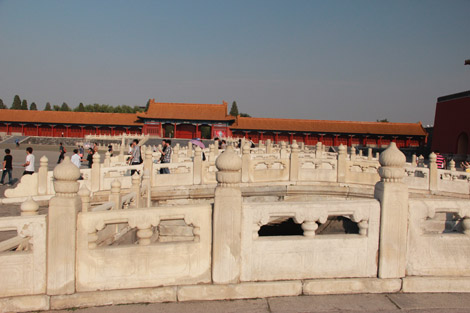 Des ponts au milieu d'une cour?