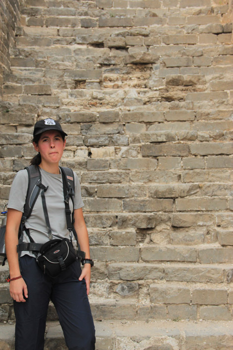 Élodie devant un mur? Non, non, devant un escalier bien sûr!