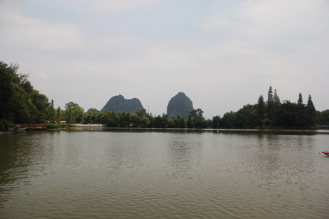 Lac devant la grotte