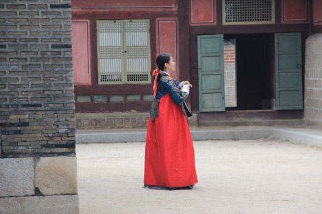 Jeune fille en Kimono traditionnel