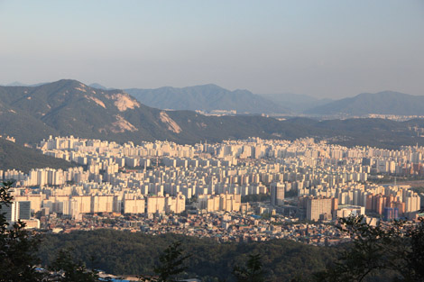 Une vue sur Séoul depuis ses montagnes