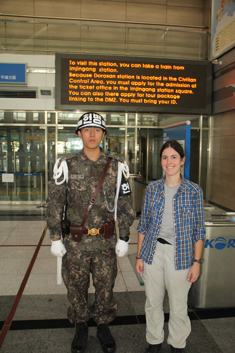 Élodie et un soldat Sud-Coréen