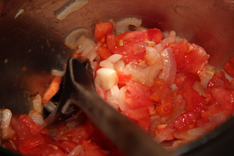 Albondigas oignons émincés et tomates coupées en dés