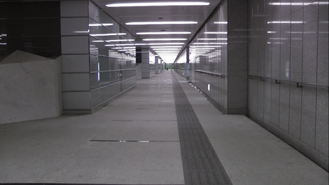 Un couloir étrangement vide à Roppongi pour rejoindre le métro…