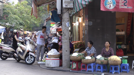 Femme vietnamienne vendant des nouilles de riz