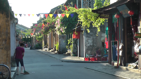 Rue tranquille de la vieille ville de Hoi An