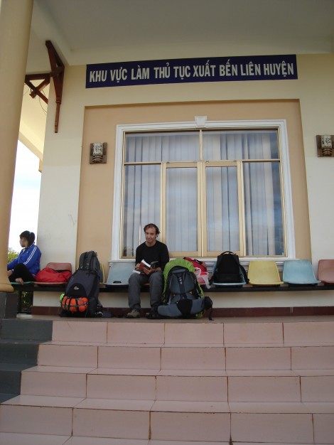 A la gare de Pleiku (vous découvrirez que la méthode de placement des photos est surtout ici pour boucher les trous et vous permettre de respirer!)