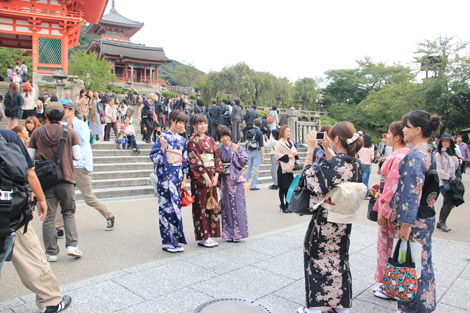 Femmes japonaises en kimono dans la rue