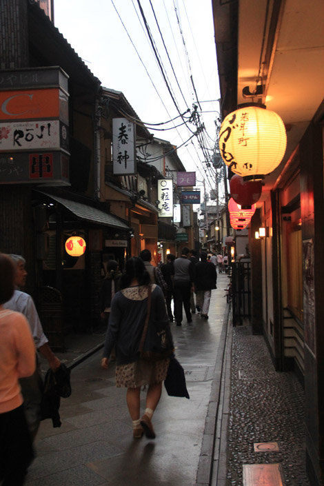 Il existe deux quartier, bien restaurés, aux allures du "vieux Japon" où il est possible de très bien manger (pas dans nos prix malheureusement)