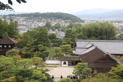 Pavillons bien cachés dans la forêt aux abords de Kyoto la ville moderne