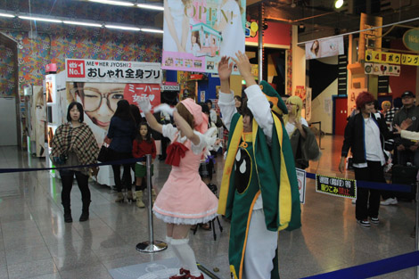 Répétitions devant la borne d'arcade, oui, mais répétition en costumes de "Card Captor Sakura"