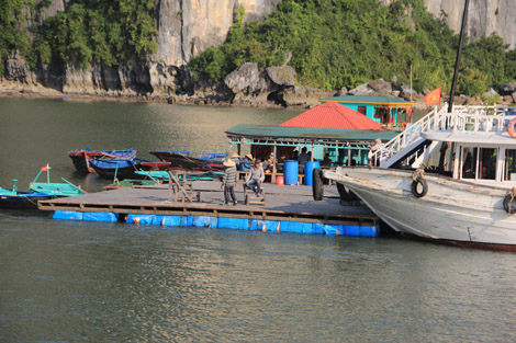 Pendant ce temps, sur le ponton d'en face…