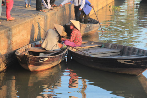 Des petits bateaux sur la rivière de Hoi An