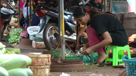 Jeune cambodgienne au marché