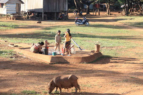 La seule pompe du village fournissant de l'eau "non potable"