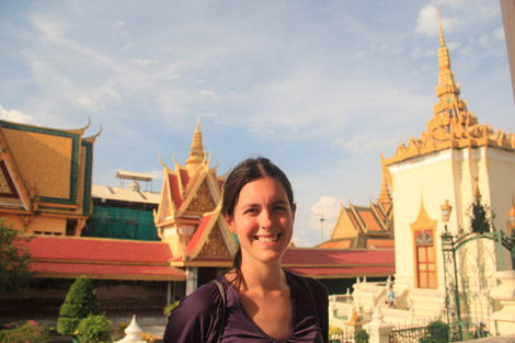 Elodie devant les toits du palais