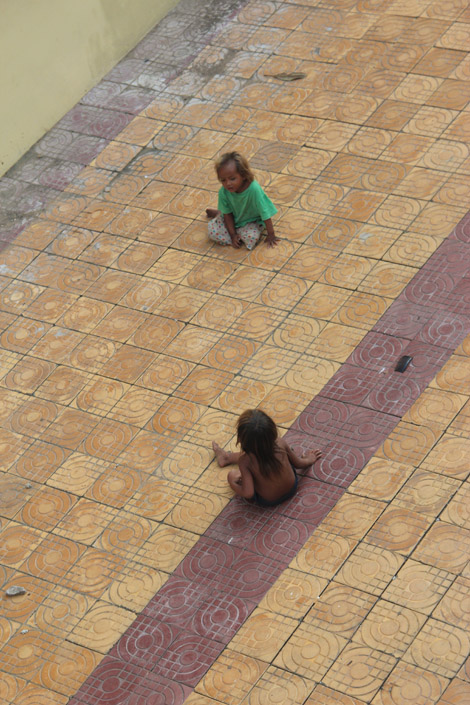 Des enfants jouent souvent dans les temples