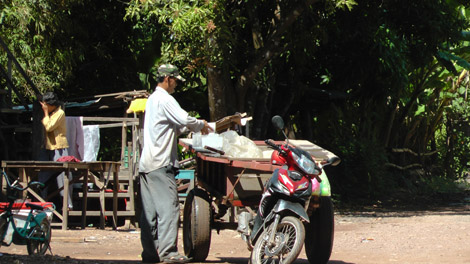 Ravitaillement de glace au Cambodge