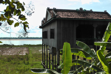 Maison sur pilotis au bord du Mékong