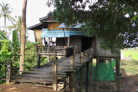 Maison sur pilotis au bord du Mékong