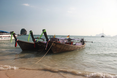 Des "long-tail boats" attendant des passagers