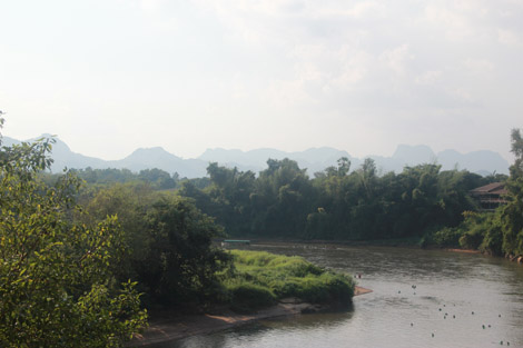 Rivière Kwai et montagnes birmanes au loin...