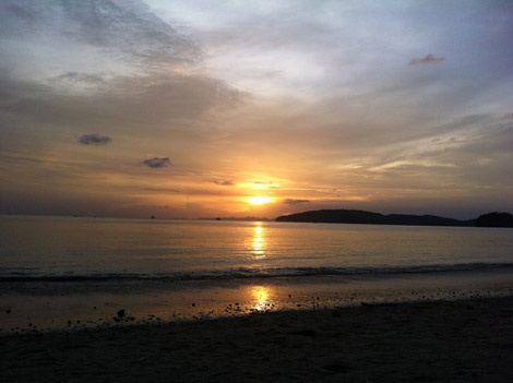 Notre premier coucher de soleil sur une plage Thaïlandaise