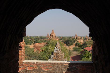 Vue depuis un temple de Bagan