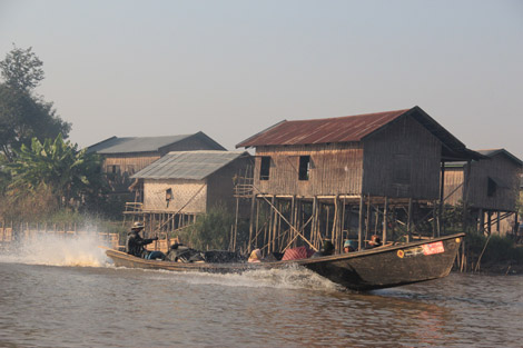 Habitants, bateaux, eau