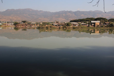 En route pour Shwe Yaunghwe Kyaung, on croise des terres inondées…