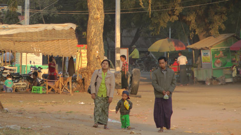 Famille birmane sur la place principale de Nyaung U